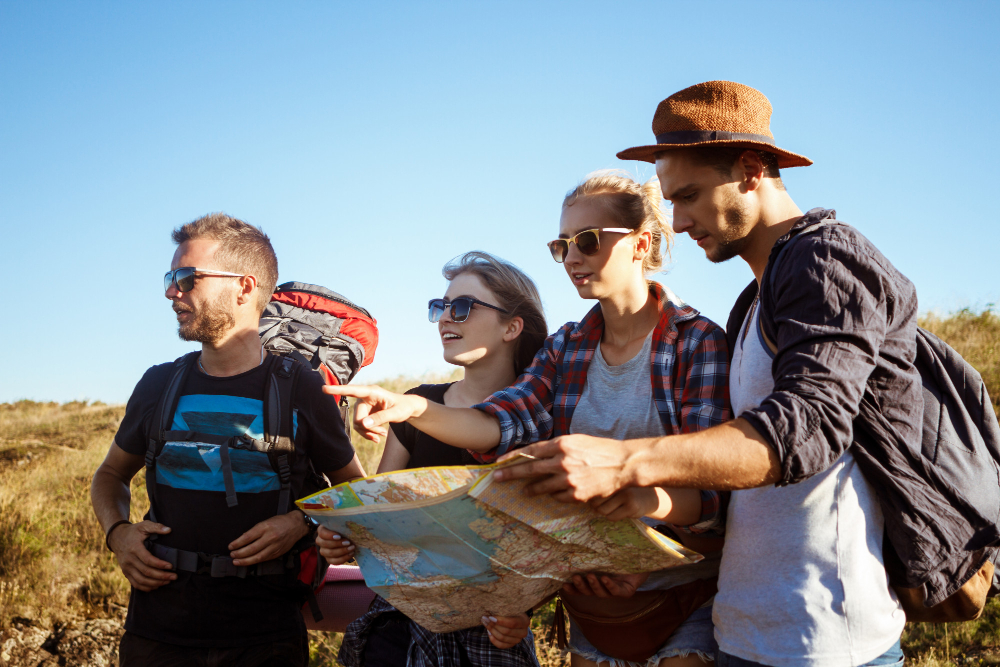 turistas backpackers escogiendo ruta