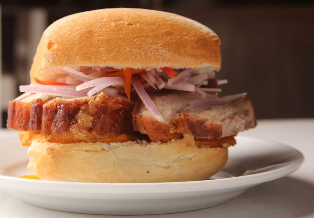 pan con chicharron restaurante cómetelo