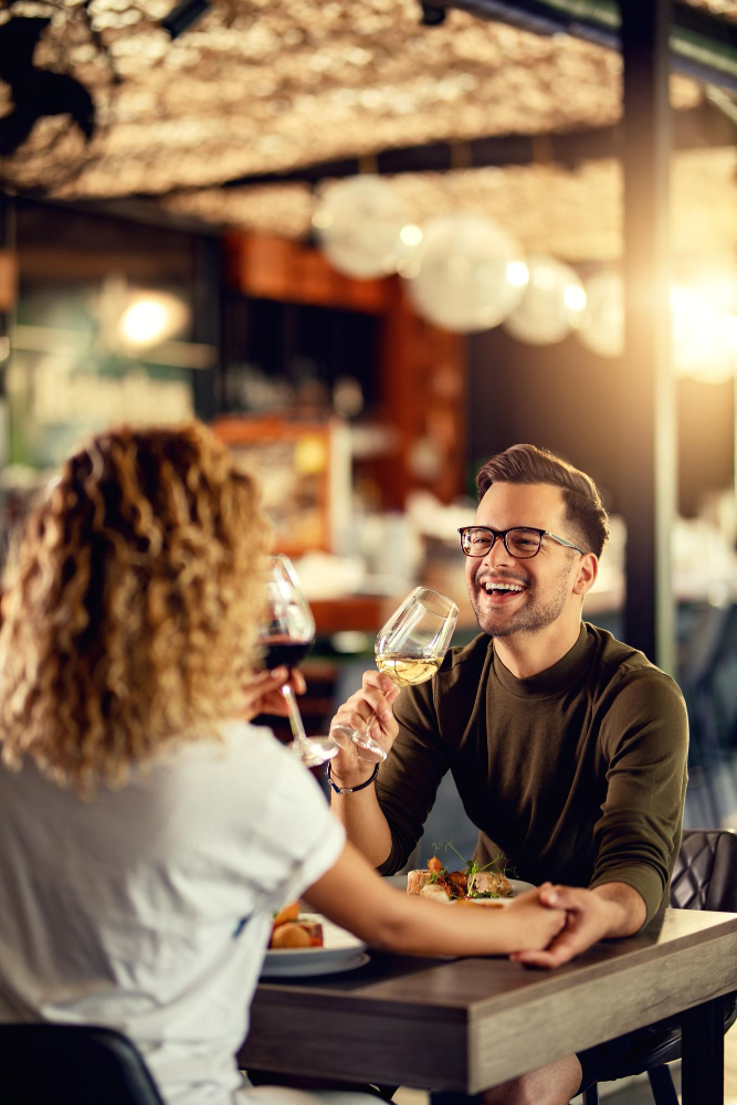 pareja tomando vino en restaurante